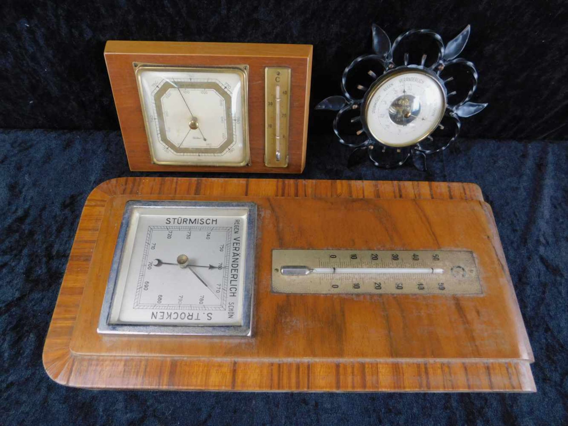 Konvolut 3 Barometer/Thermometer, Mitte 20. Jhdt., 2 x Holz, Marke Barigo,1x schmiedeeisern