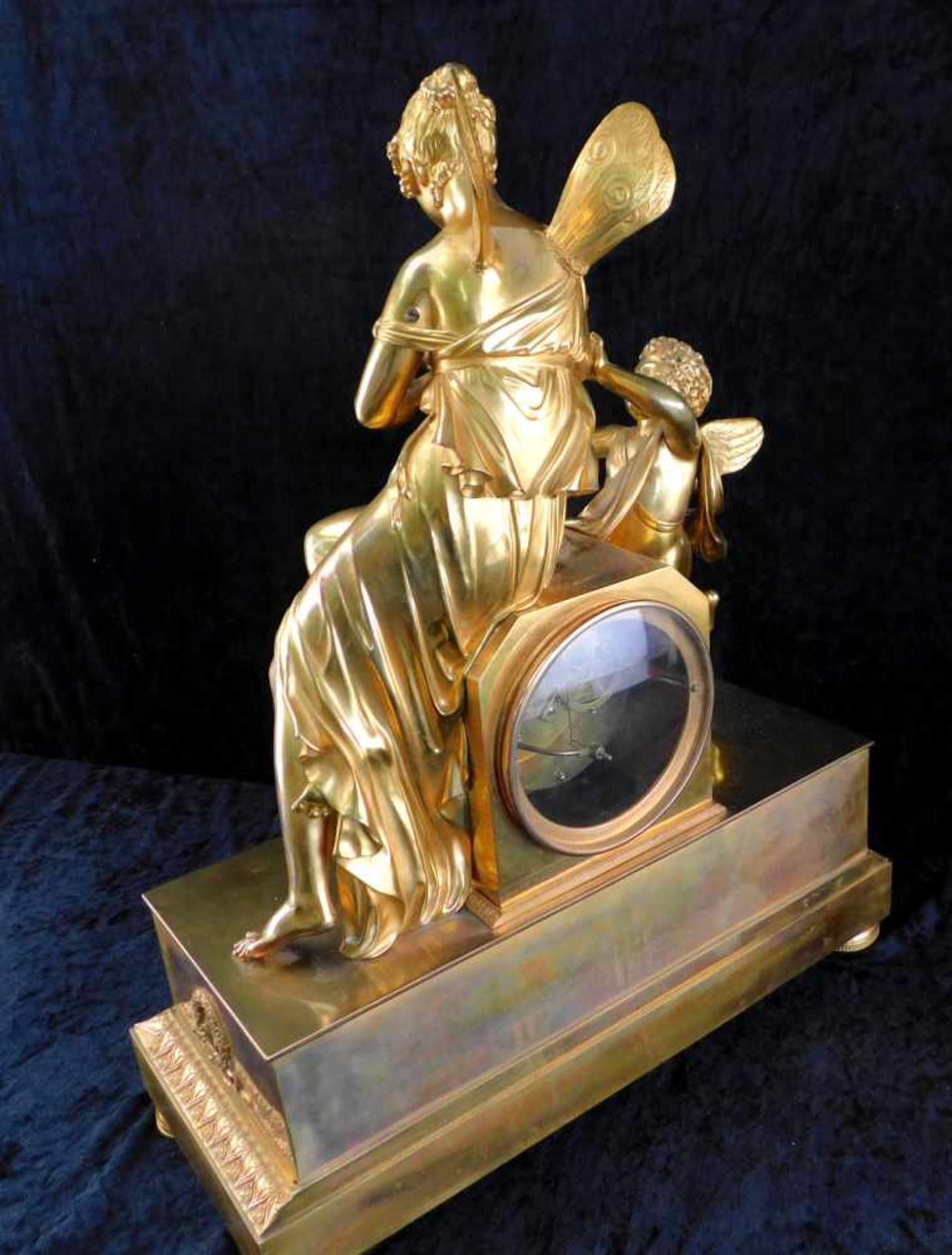 Große Kaminuhr feuervergoldet, französisch um 1790, Fadenaufhängung, Göttin mit Putto auf - Bild 19 aus 20