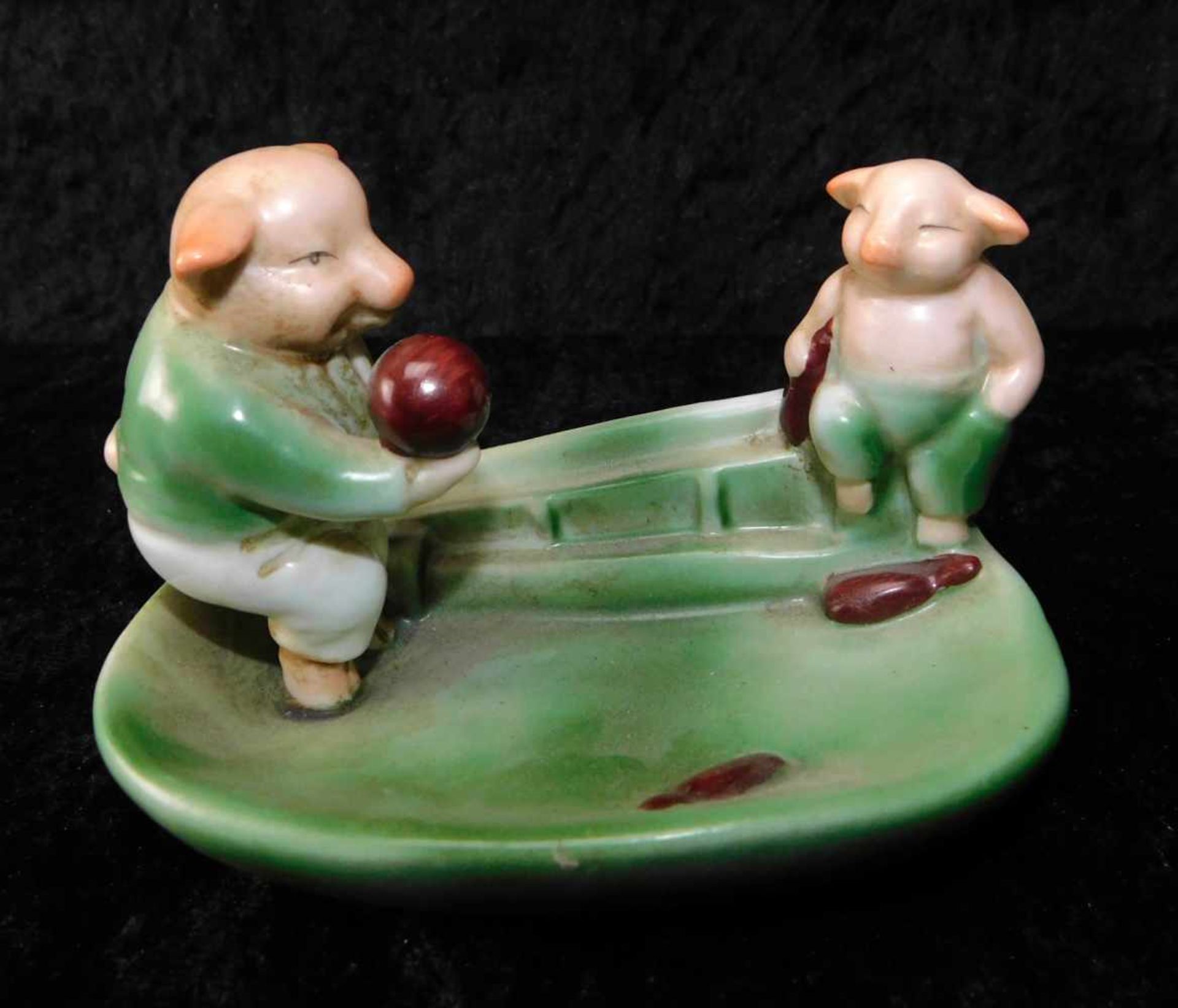 Humoristische Darstellung, 2 Schweine beim Kegeln, Seifenschale, Feinsteinzeug um 1920