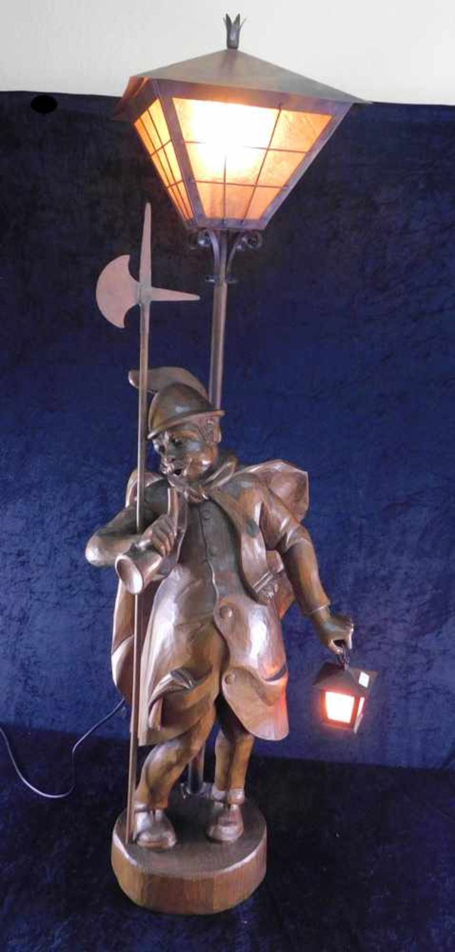 Oberammergau, Holzskulptur als Lampe, Nachtwächter mit Helm und Speer, Darstellung unter Laterne