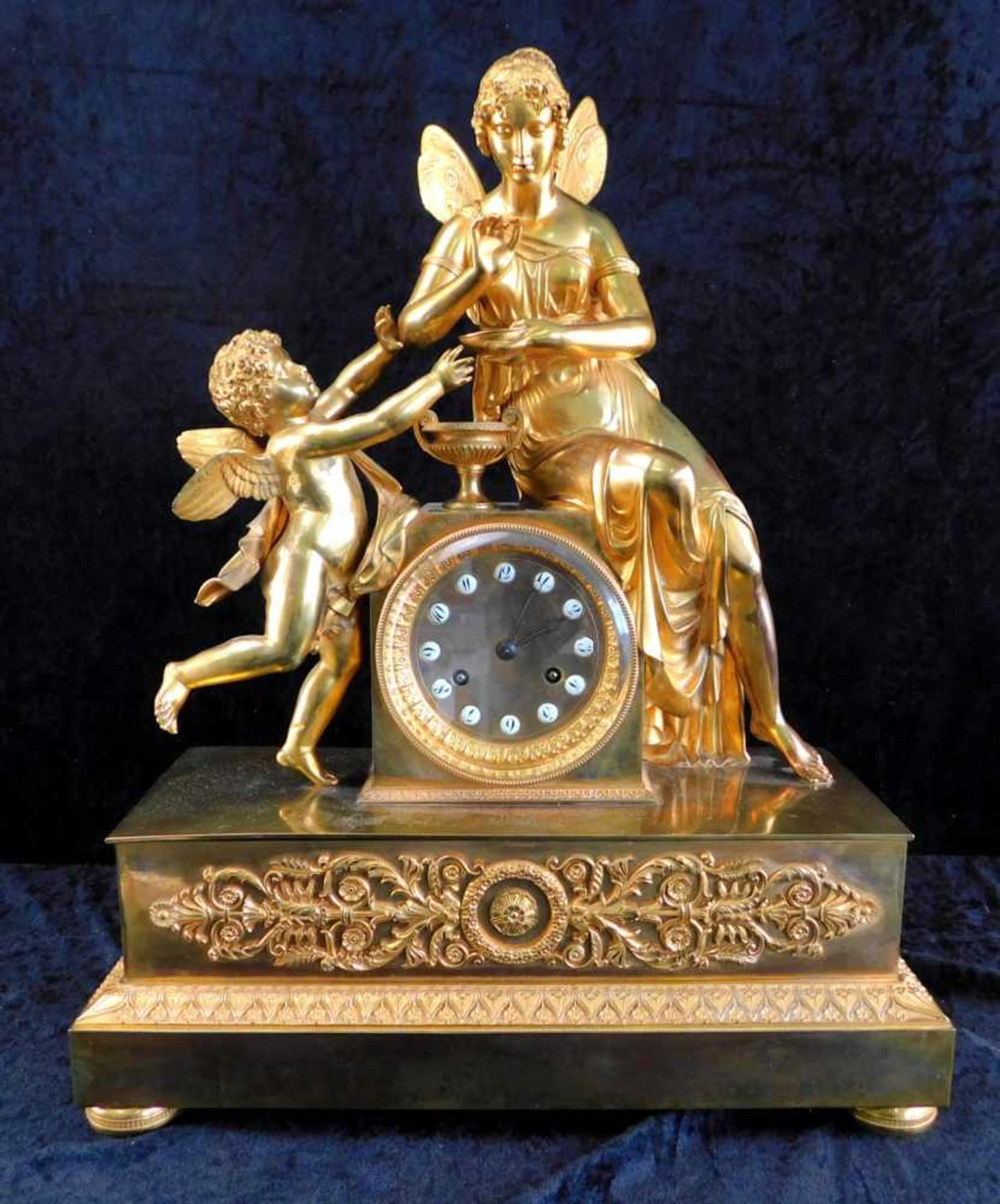 Große Kaminuhr feuervergoldet, französisch um 1790, Fadenaufhängung, Göttin mit Putto auf