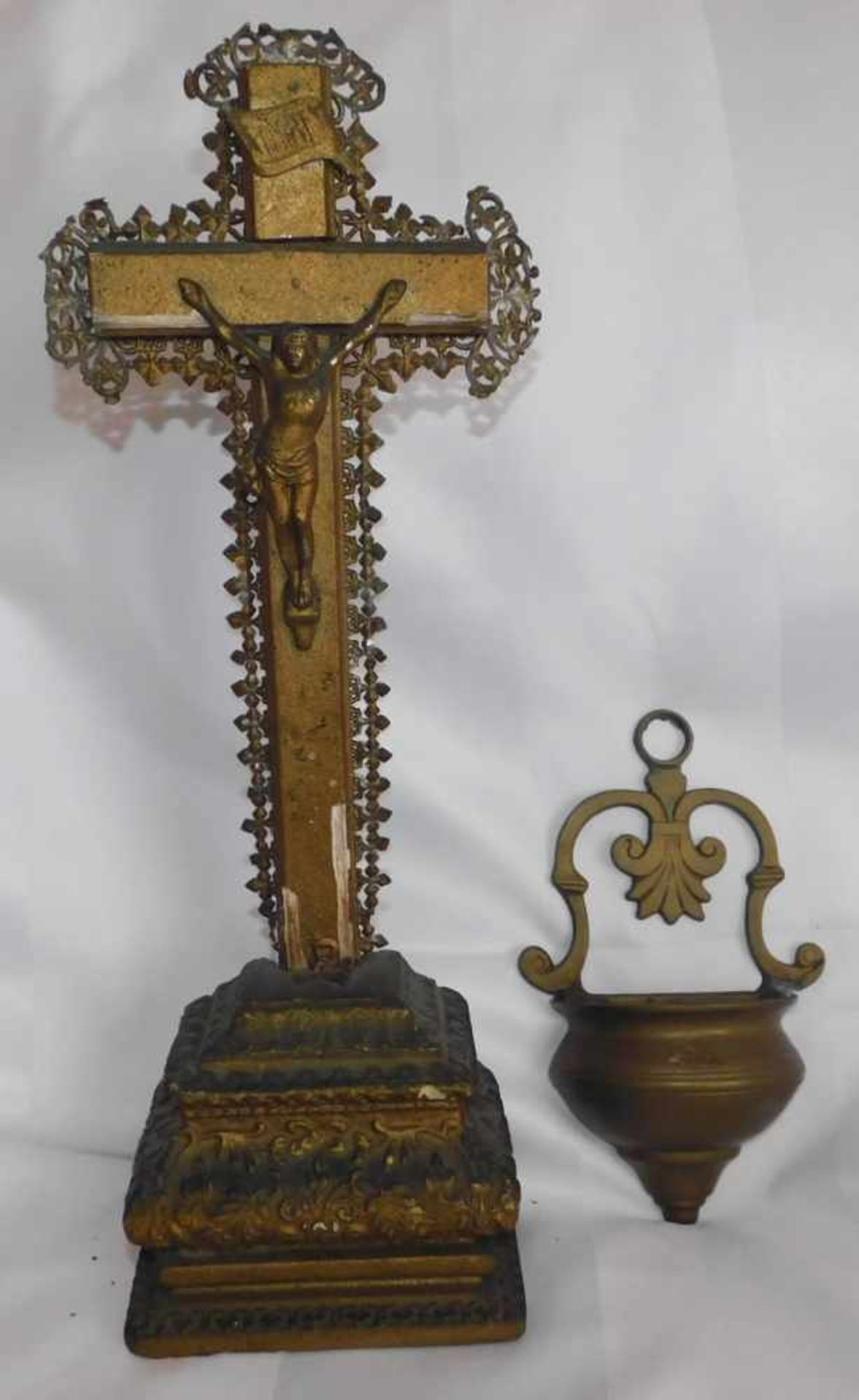 Konvolut 3-teilig, Hausaltar: Kruzifix, sowie 2 Weihwasserschalen aus Messing