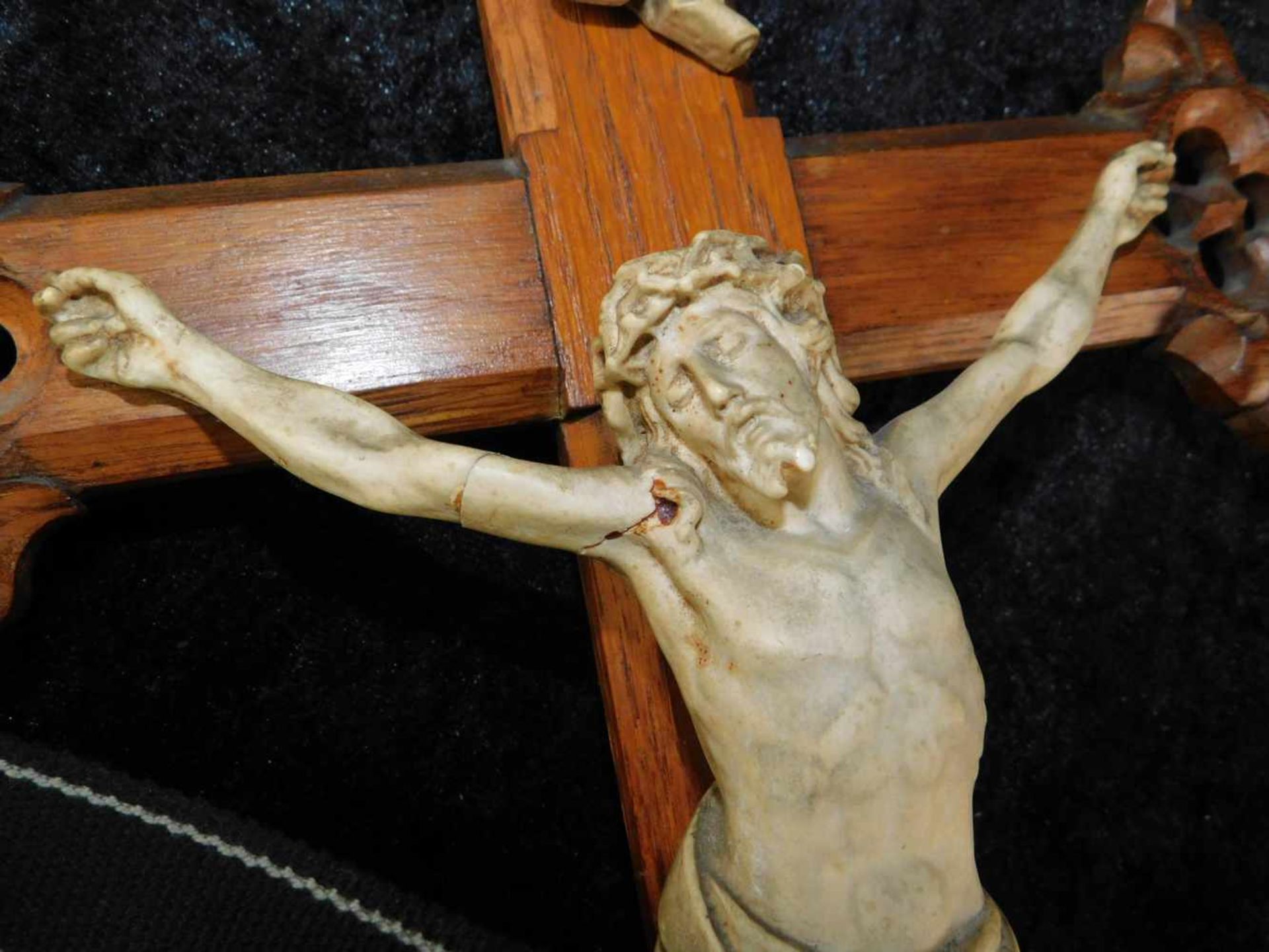 Kruzifix, Eiche mit Konsole, um 1900, Jesus am Arm restauriert, Höhe inkl. Konsole 87 cm, Breite ca. - Image 2 of 2