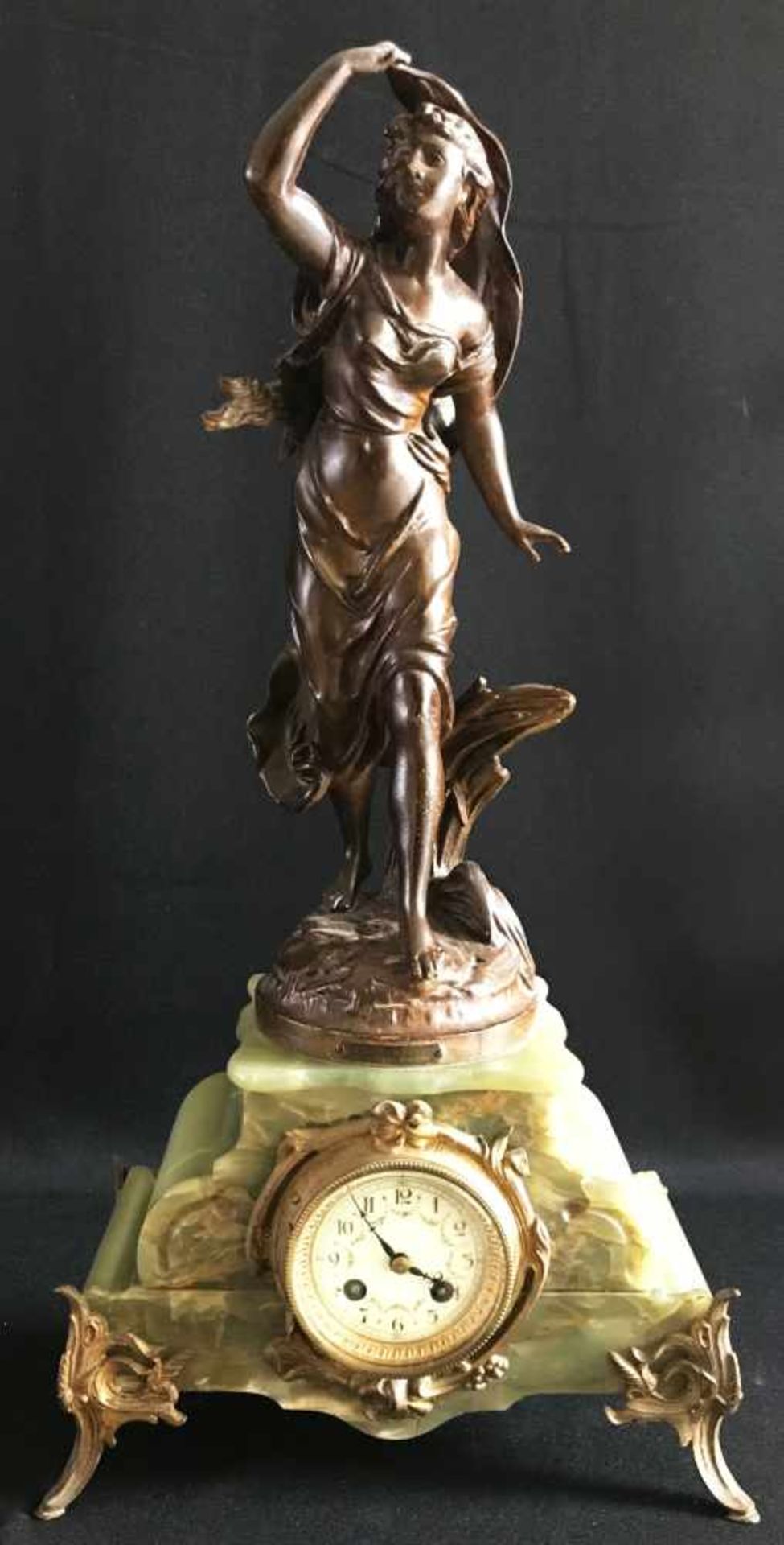 Große, französische Jugendstil Figurenpendule, Kaminuhr, Ende 19. Jh., Corpus aus Jade mit