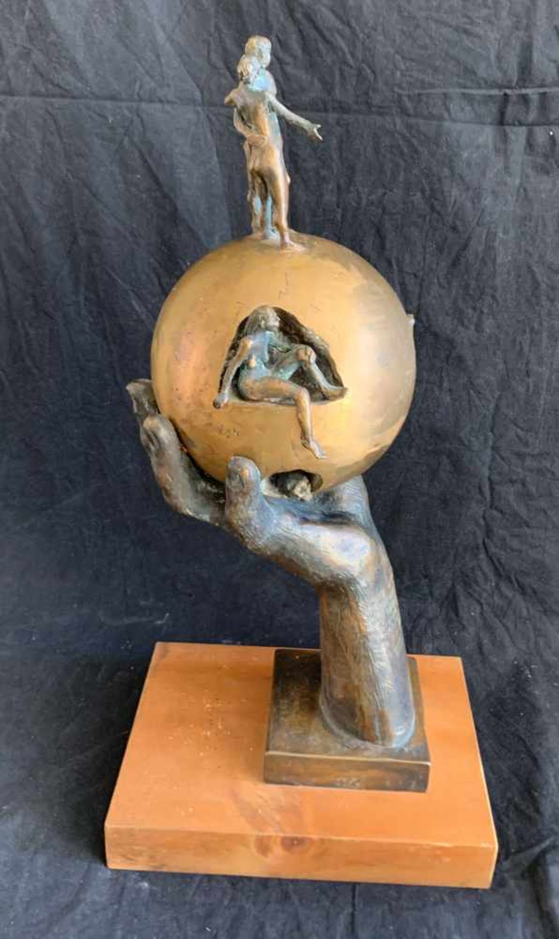 Quirin Roth, Skulptur, Bronze, Hand, eine Kugel haltend, darin Aussparungen für eine Frau, ein Baby, - Bild 4 aus 11