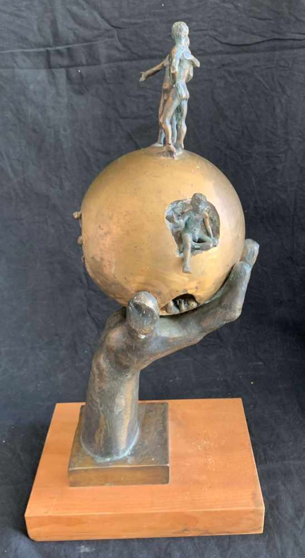 Quirin Roth, Skulptur, Bronze, Hand, eine Kugel haltend, darin Aussparungen für eine Frau, ein Baby, - Bild 10 aus 11