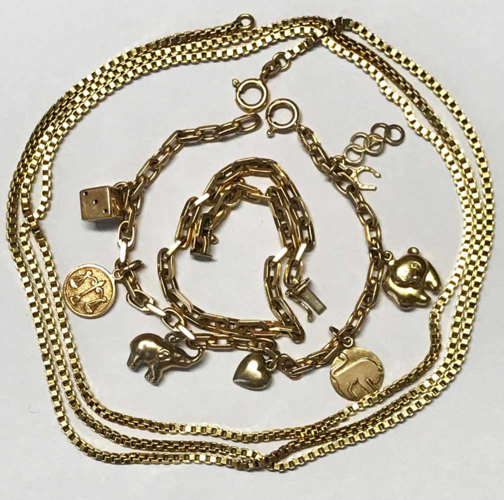 Konvolut Goldschmuck: Kette L. 100 cm, Armkette, L. 20 cm und Armband mit kl. Objekten, sog.
