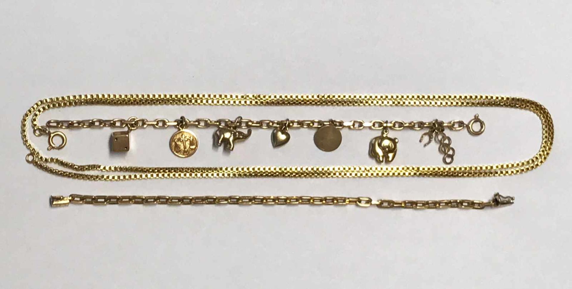 Konvolut Goldschmuck: Kette L. 100 cm, Armkette, L. 20 cm und Armband mit kl. Objekten, sog. - Bild 2 aus 2