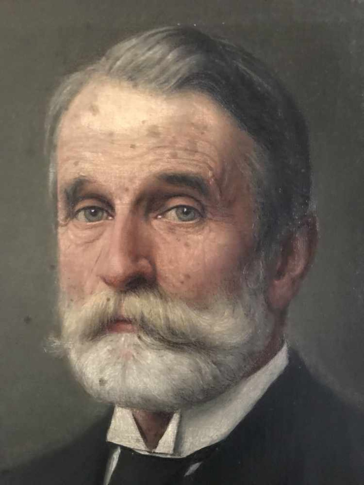 Anton Becker (Frankfurt 1846 – 1915) zugeschr., Paar Bildnisse: Ein gediegener Herr in Anzug und - Bild 2 aus 12