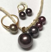 Konvolut Schmuck, dunkelrot bis lila gefärbte Perlen: Ring, 750er GG, RG59, Paar Ohrhänger, 585er