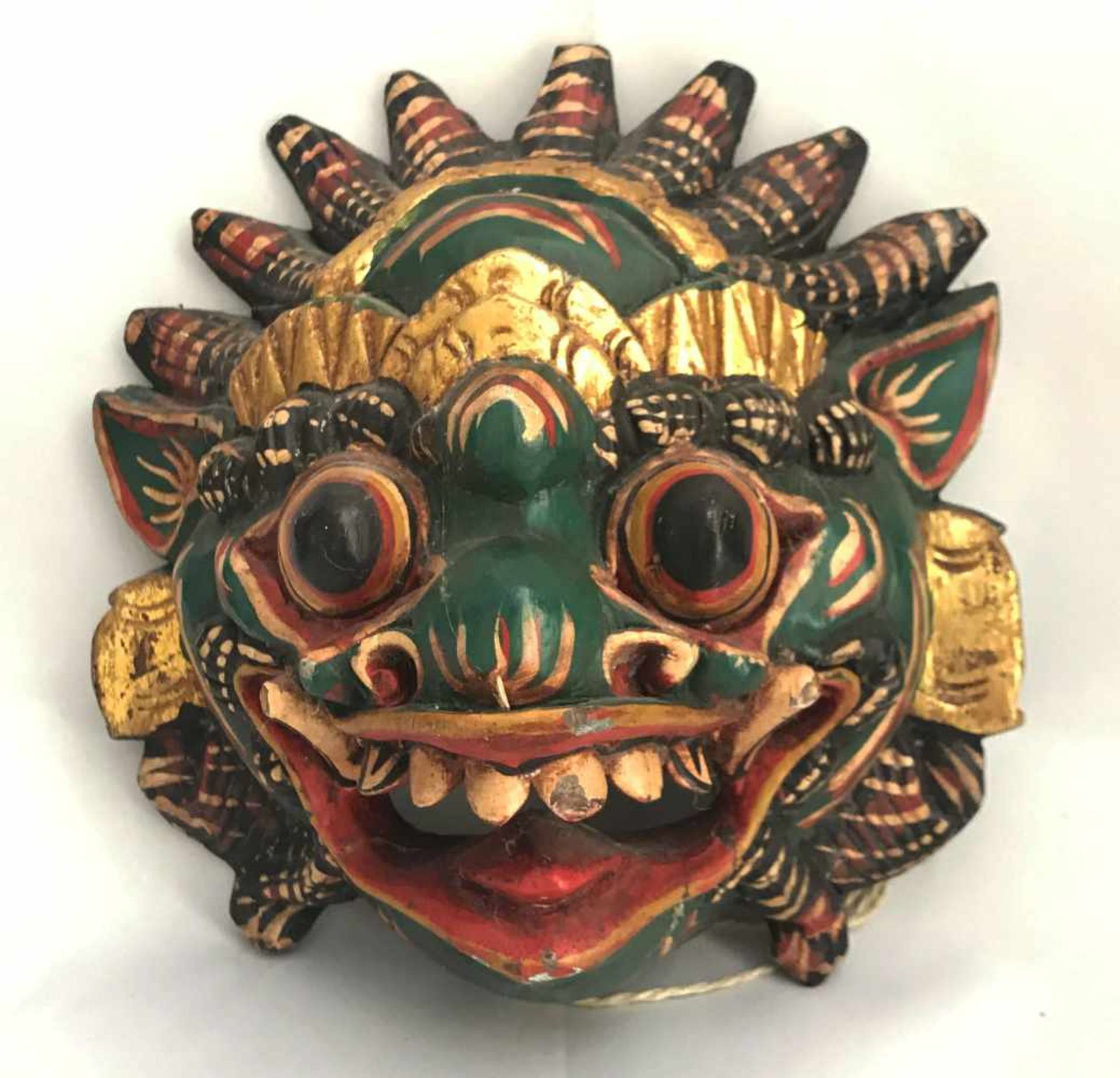 2 alte indonesische Masken, wohl Bali, Holz, farbig gefasst, Altersspuren, 52 x 54 cm sowie 22 x - Bild 2 aus 4