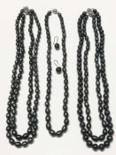 5 Perlenketten, schwarz, mit grünlichem Schimmer, Tahitiperlen (?), L. zw. 44 und 48 cm, auch als