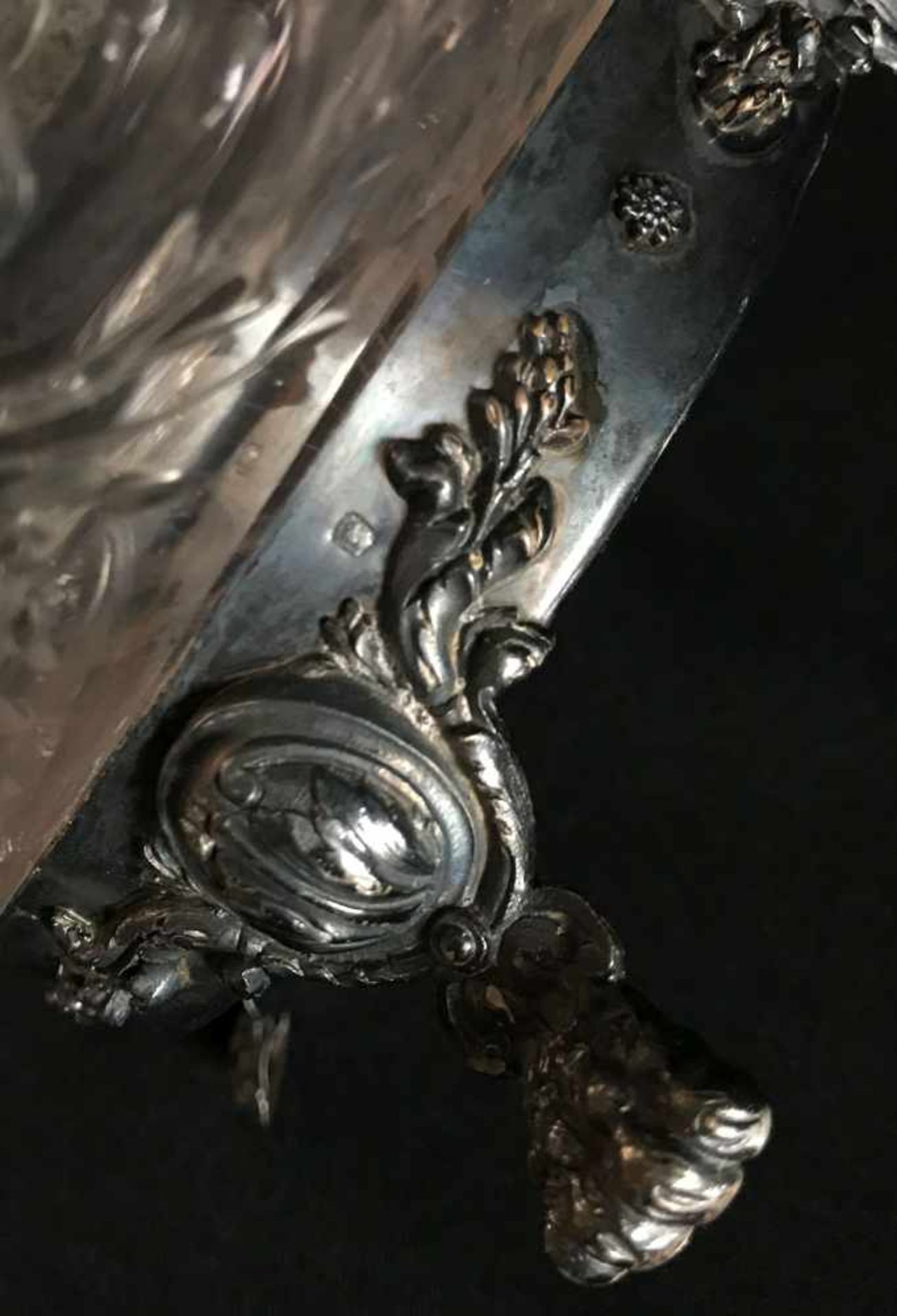 Pariser Schale, geschliffenes Glas mit breitem ornamentalem Silberrand und Silbersockel mit Füßchen, - Image 2 of 4