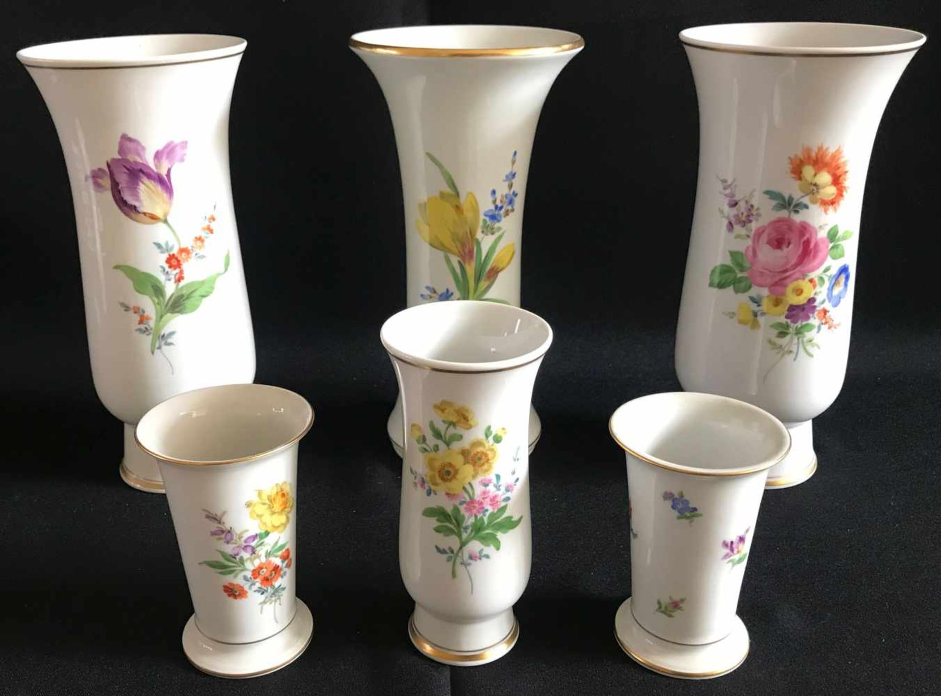 5 Meissen-Vasen: bauchige Vase mit Rose im Blumenbouquet, H. 24 cm, Vase mit gelber sowie lila Blüte