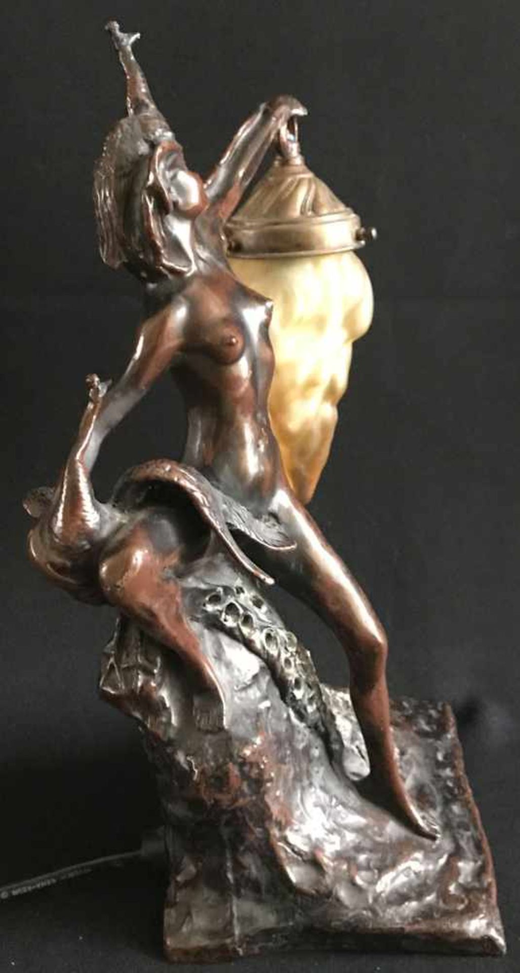 Jugendstil-Lampe, Bronzefigur, von Pfauen umgeben, mit einer orangenen Glaslampe in der Hand, - Image 2 of 5