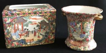 Zwei chinesische Vasen, rund und rechteckig, üppig bemalt mit Blumen, Schmetterlingen und Früchten