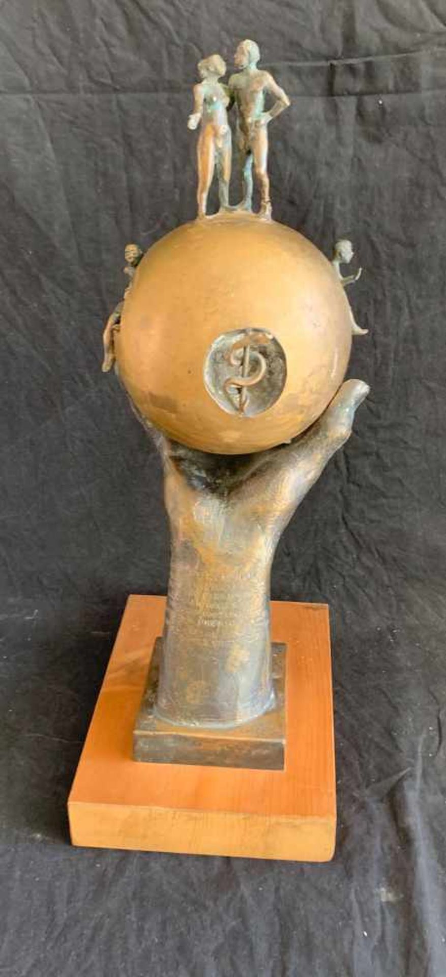 Quirin Roth, Skulptur, Bronze, Hand, eine Kugel haltend, darin Aussparungen für eine Frau, ein Baby,