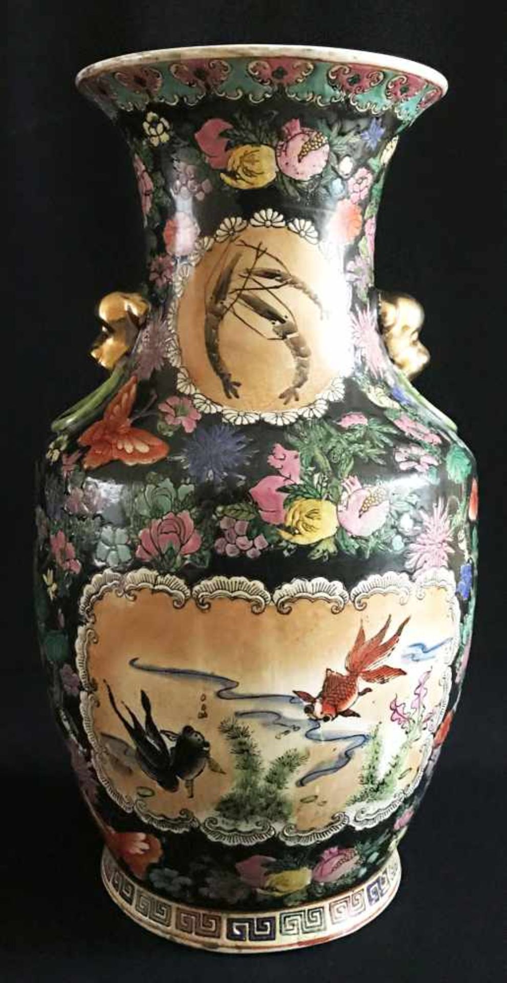 Chinesische Vase mit Blumen, Schmetterlingen und Früchten auf schwarzem Grund sowie Fischen und