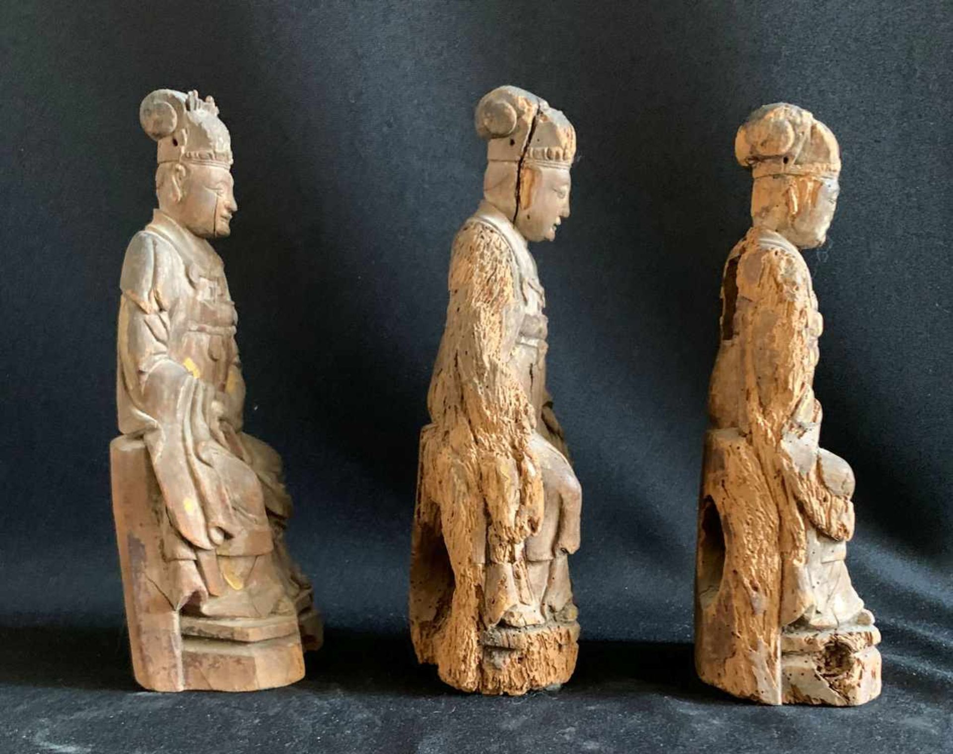 3 Holzfiguren, Höflinge, Ming Dynasty (1368 - 1644), jede Figur auf einem Stuhl mit Armlehne - Bild 3 aus 6