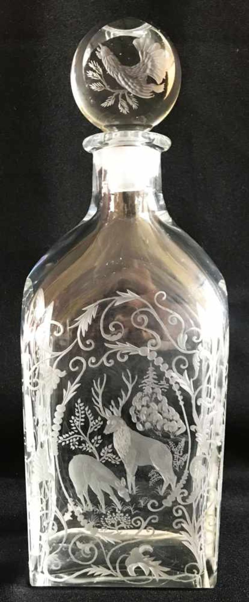Große Jagdflasche aus Glas mit massivem, runden Stöpsel, verziert mit Hirschen und Auerhähnen in