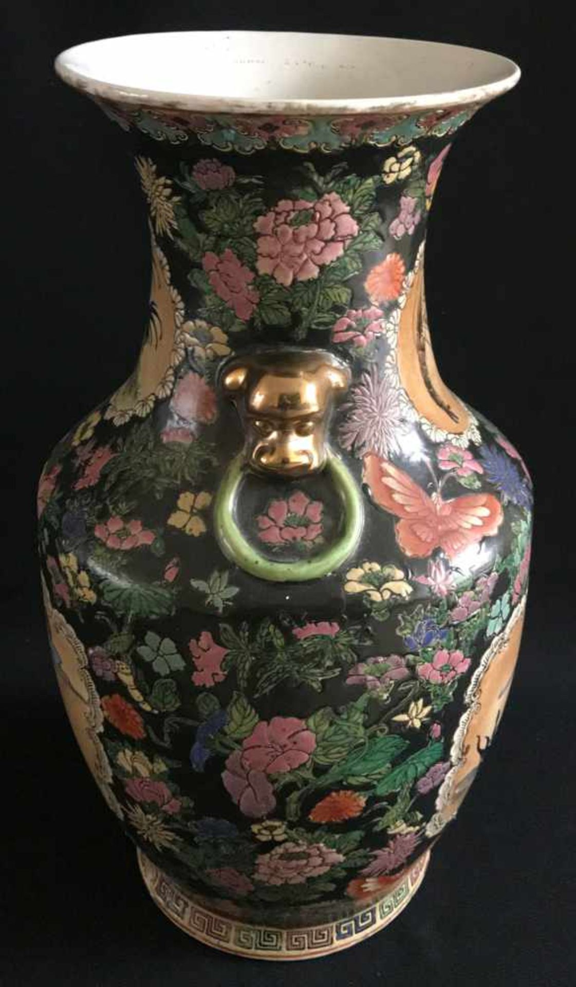 Chinesische Vase mit Blumen, Schmetterlingen und Früchten auf schwarzem Grund sowie Fischen und - Bild 3 aus 3