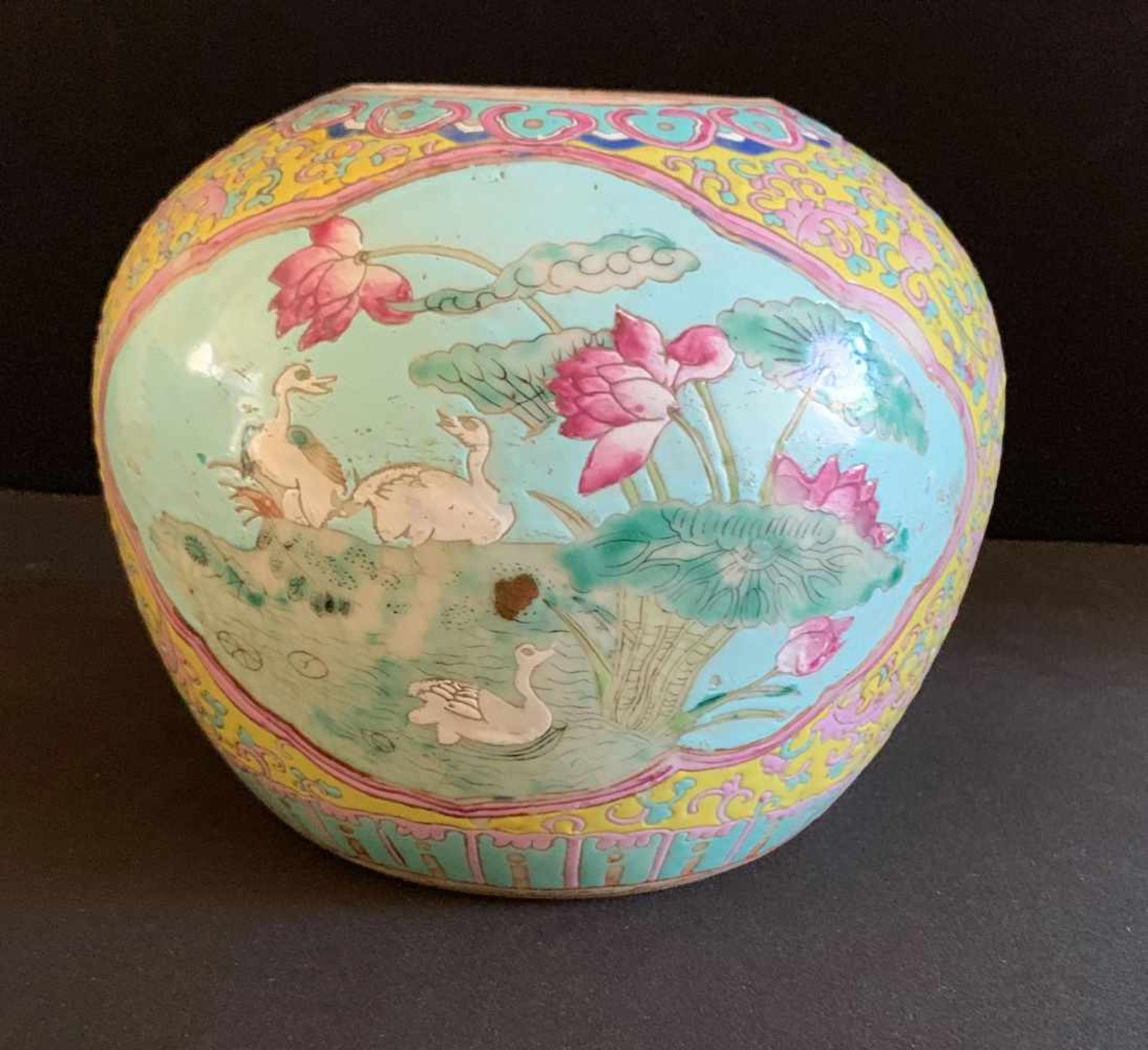 China, Vase, Famille Rose, ca. 1900, Landschaftsdarstellungen mit Mandelblüte und Pfau sowie drei - Bild 4 aus 8