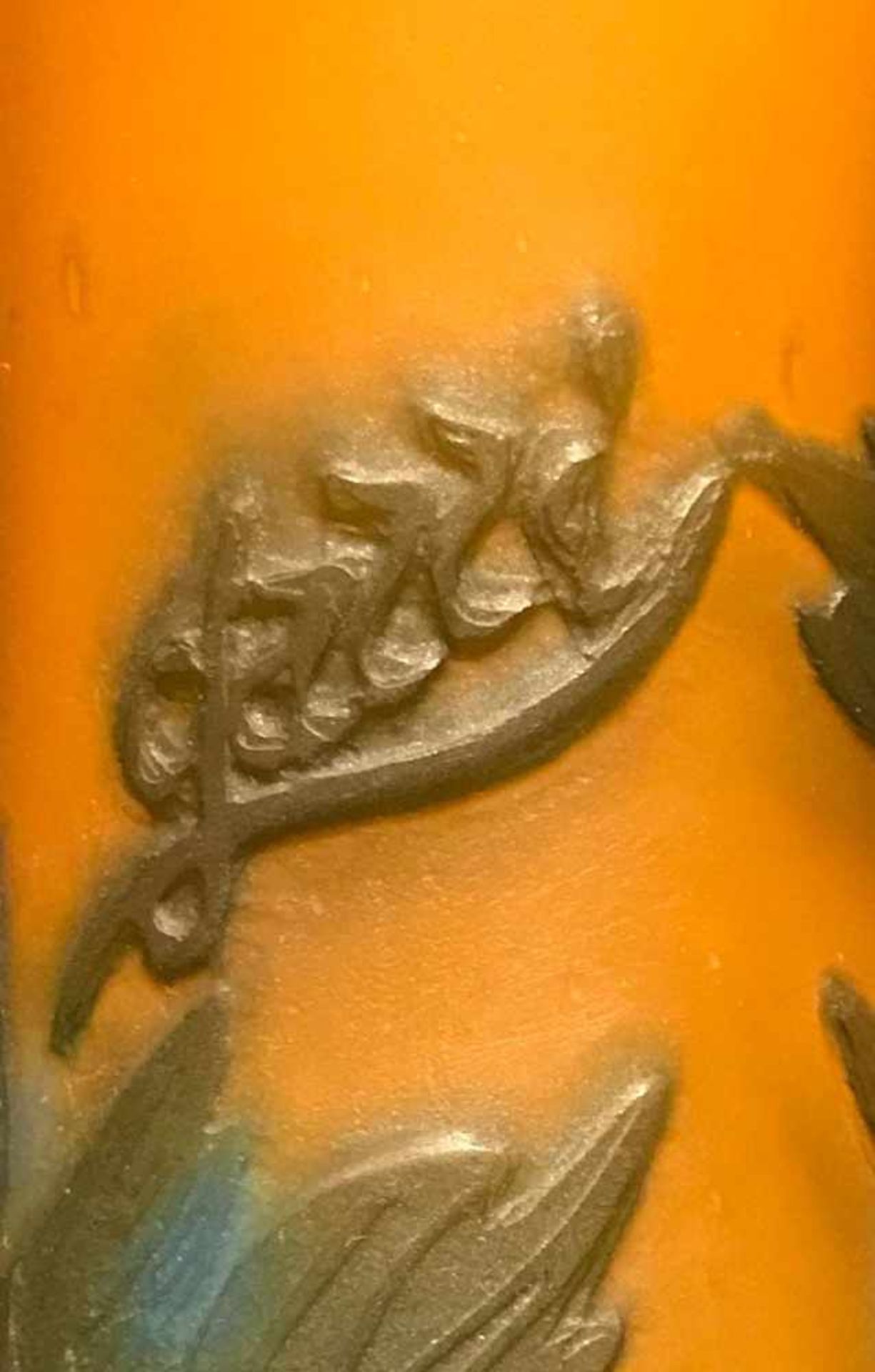 Vase, orangegrundiger Korpus mit aufgelegten blaugrünen Blumen, bez. Gallé, H. 21 cm - Bild 2 aus 2