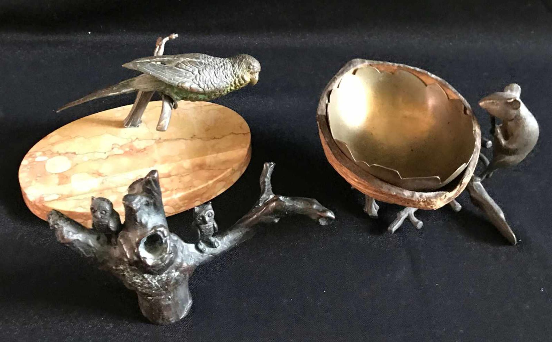 Drei Miniatur-Bronzen: Maus an Kokosnuss-Schale, Wellensittich auf Steinplatte, Eulen auf Baumstamm, - Image 3 of 3