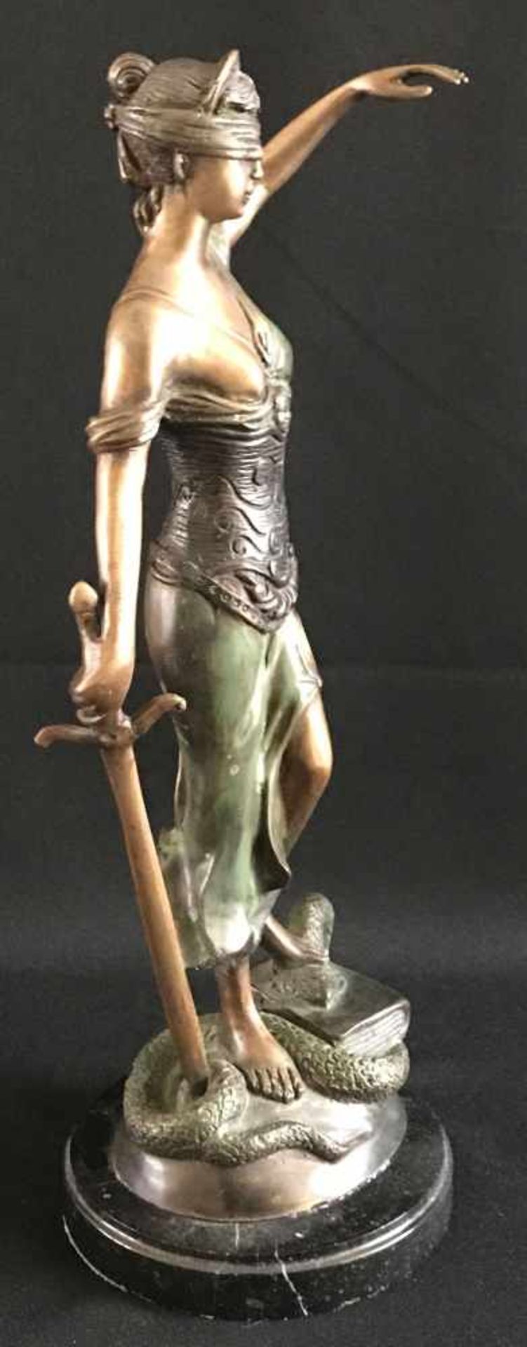 Justitia, Bronze, bez. "Savan", datiert 2002, H. 43 cm, Teile der Waage fehlen. Die - Image 4 of 5