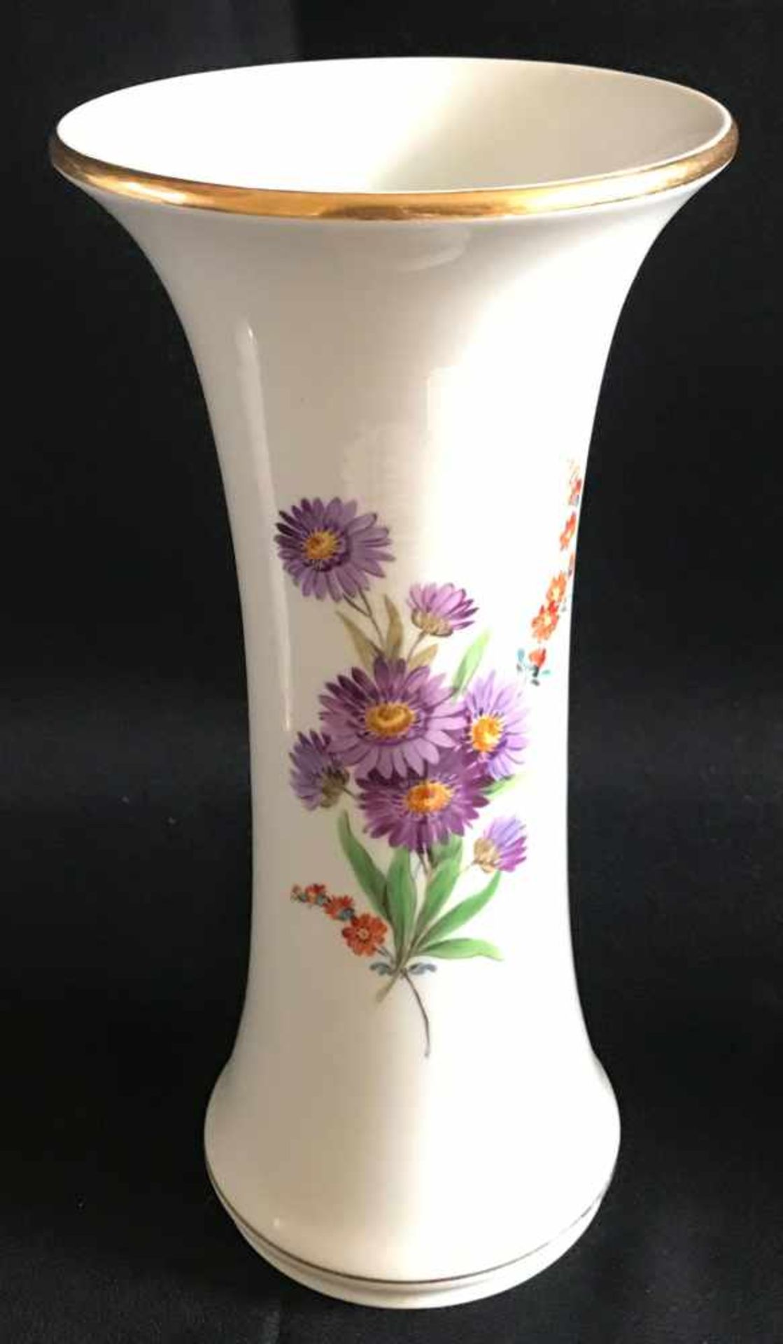 5 Meissen-Vasen: bauchige Vase mit Rose im Blumenbouquet, H. 24 cm, Vase mit gelber sowie lila Blüte - Bild 2 aus 6