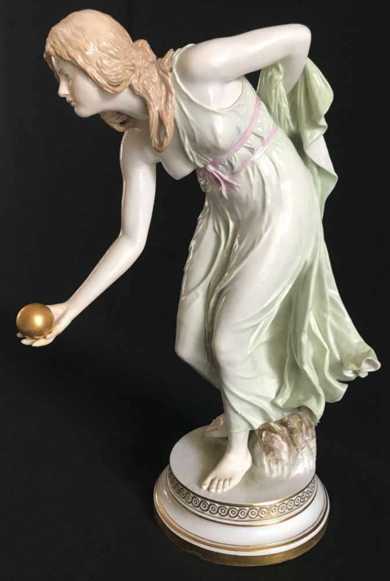 Meissen, Kugelspielerin, Porzellan. Nach dem Original von Walter Schott (1861-1938). Auf rundem