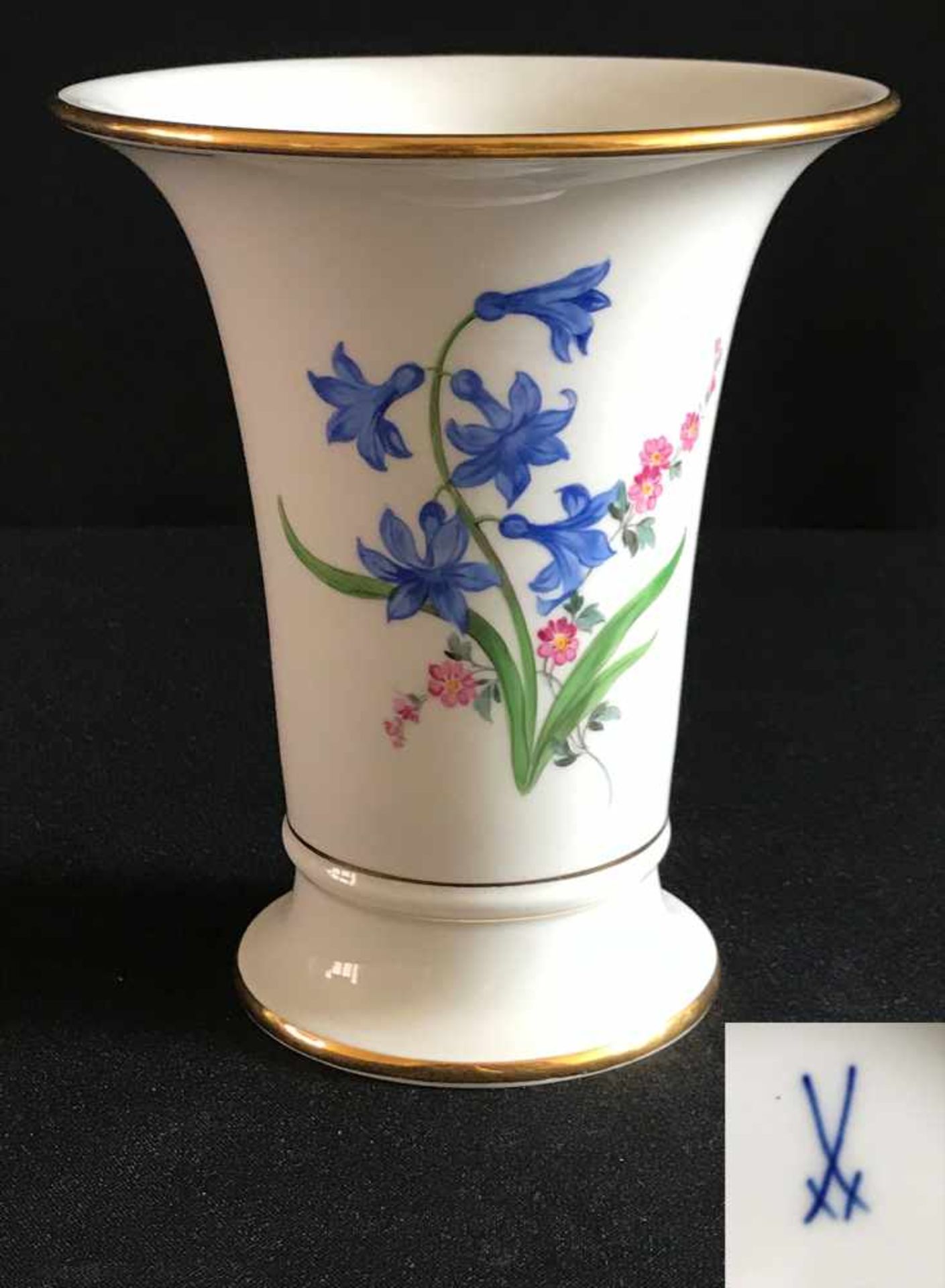 Meissen-Vase, Dekor Bunte Blume, Schwertermarke Meißen, 1. Wahl, H. 16,5 cm