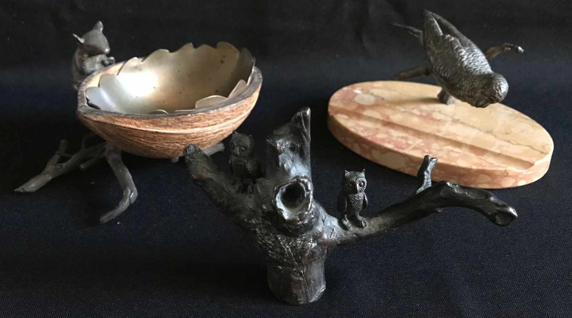 Drei Miniatur-Bronzen: Maus an Kokosnuss-Schale, Wellensittich auf Steinplatte, Eulen auf Baumstamm,