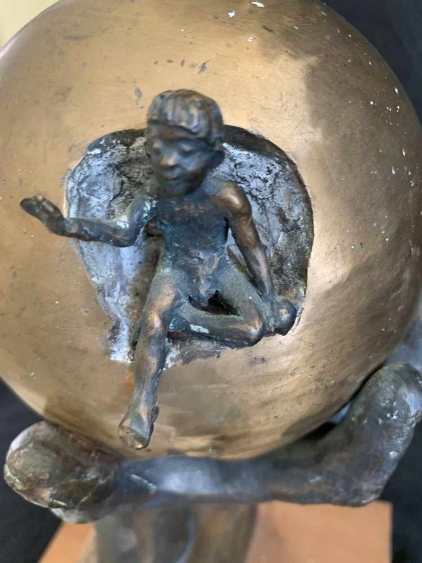 Quirin Roth, Skulptur, Bronze, Hand, eine Kugel haltend, darin Aussparungen für eine Frau, ein Baby, - Bild 9 aus 11