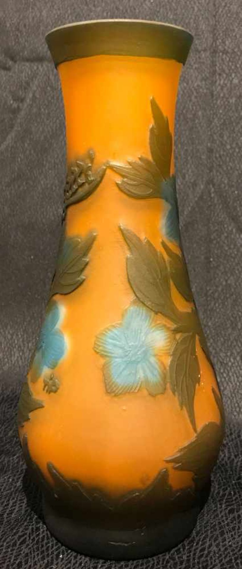 Vase, orangegrundiger Korpus mit aufgelegten blaugrünen Blumen, bez. Gallé, H. 21 cm