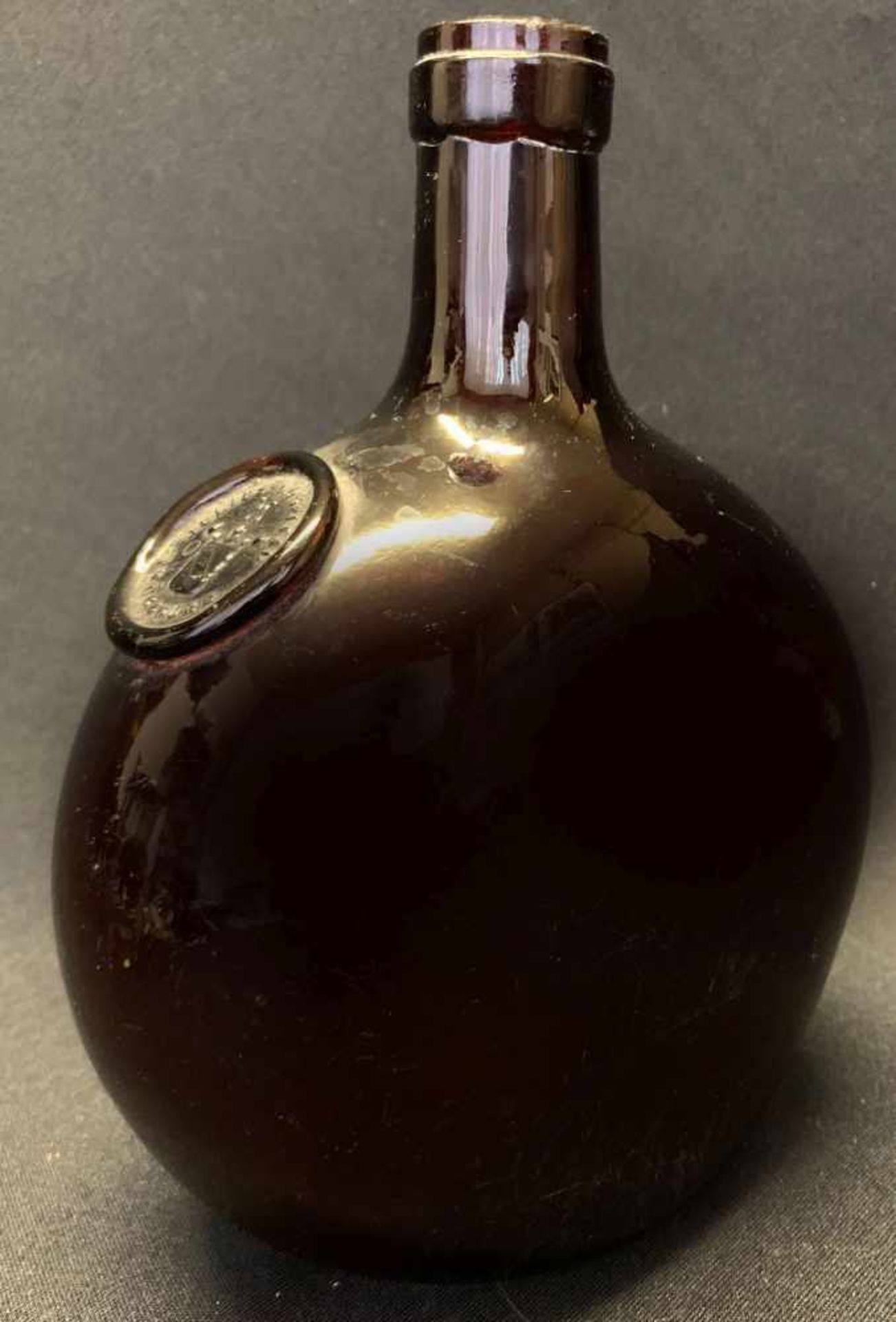 Juliusspital, alte Bocksbeutelflasche mit Schultersiegel, Höhe 20 cm