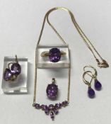 Amethyst Schmuck, 333er GG und Roségold, bestehend aus: Collier, Anhänger, Paar Ohrhänger mit ovalem