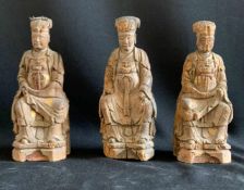 3 Holzfiguren, Höflinge, Ming Dynasty (1368 - 1644), jede Figur auf einem Stuhl mit Armlehne