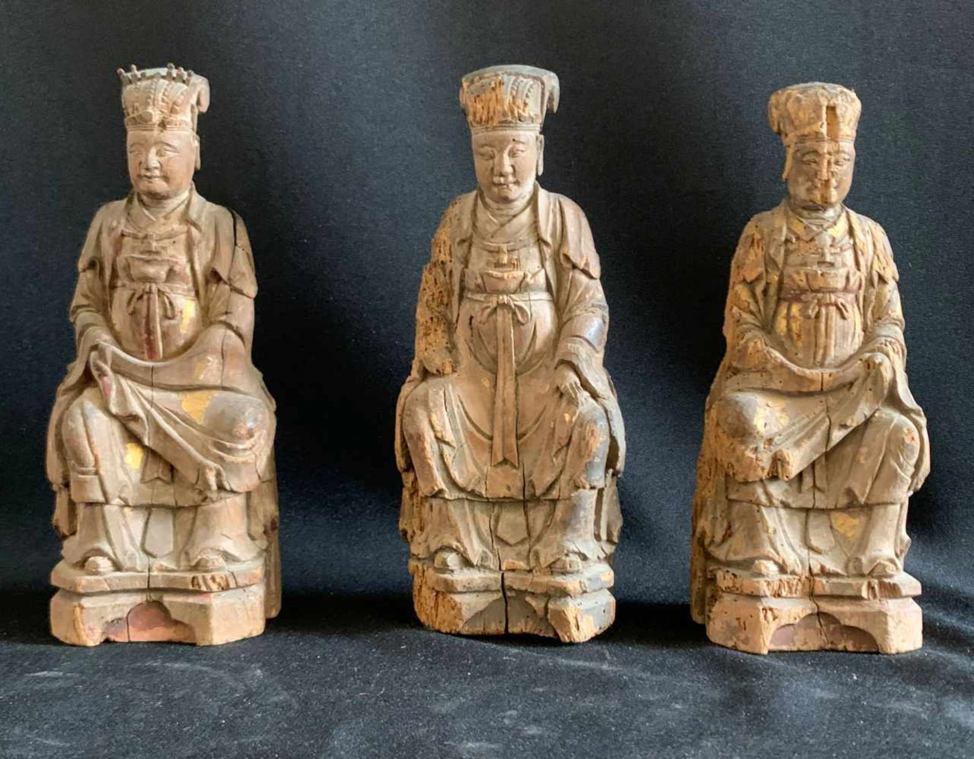 3 Holzfiguren, Höflinge, Ming Dynasty (1368 - 1644), jede Figur auf einem Stuhl mit Armlehne