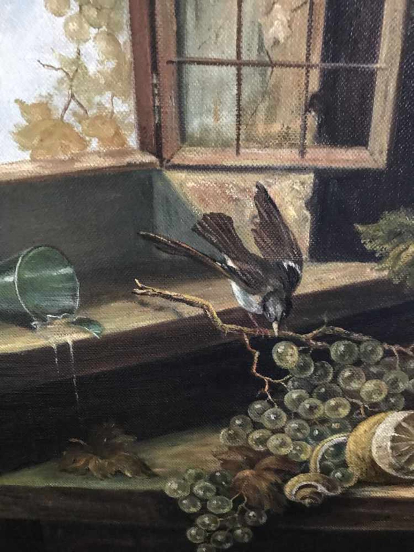 Unbekannter Künstler, Stilleben mit offenem Fenster, einem zerbrochenen Glas, einem Vögelchen - Bild 2 aus 4