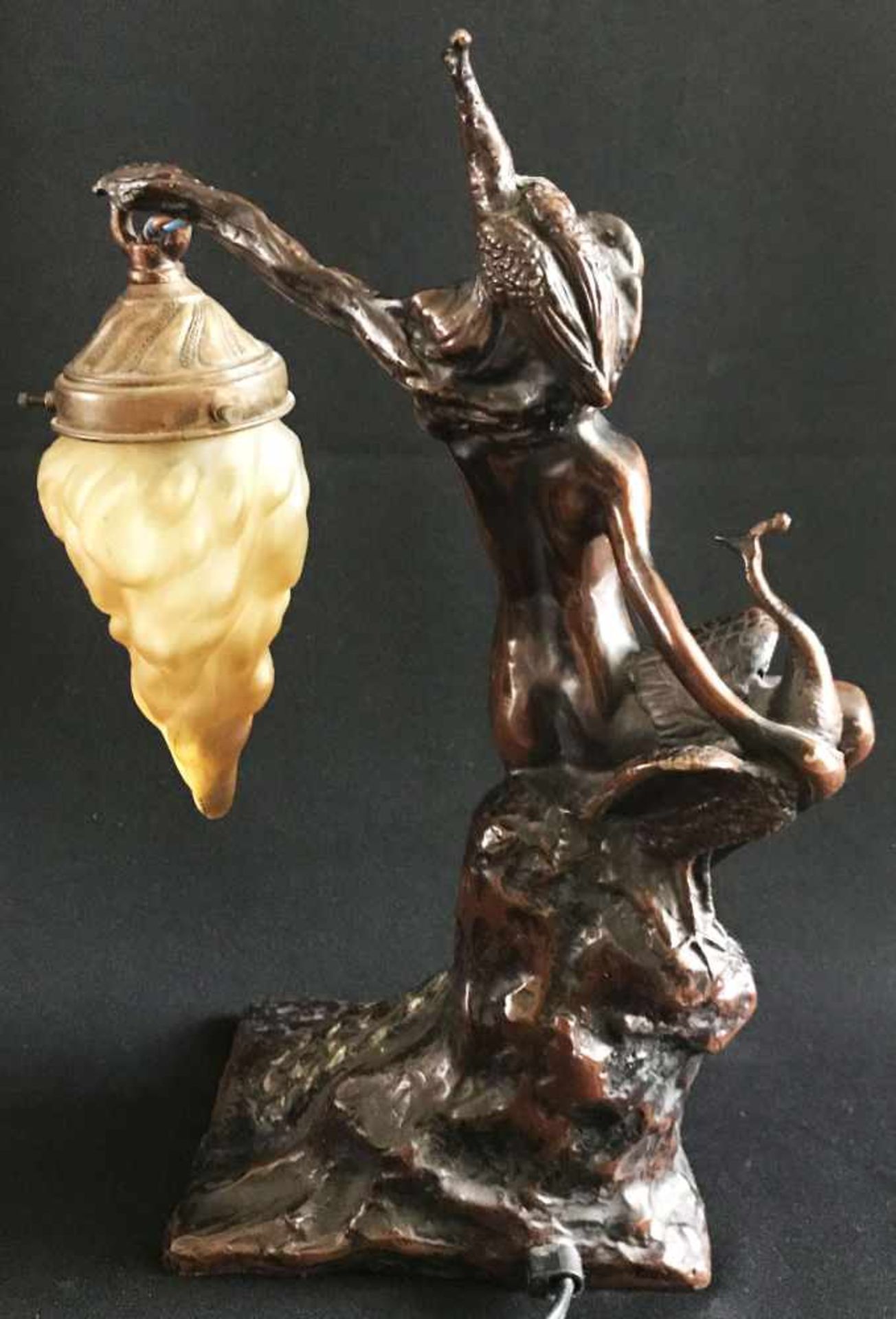 Jugendstil-Lampe, Bronzefigur, von Pfauen umgeben, mit einer orangenen Glaslampe in der Hand, - Image 4 of 5