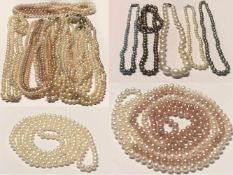 Konvolut Perlenketten: graue, tropfenförmige, L. 48 cm; weiße, unregelmäßige, L. 44 cm; braune,