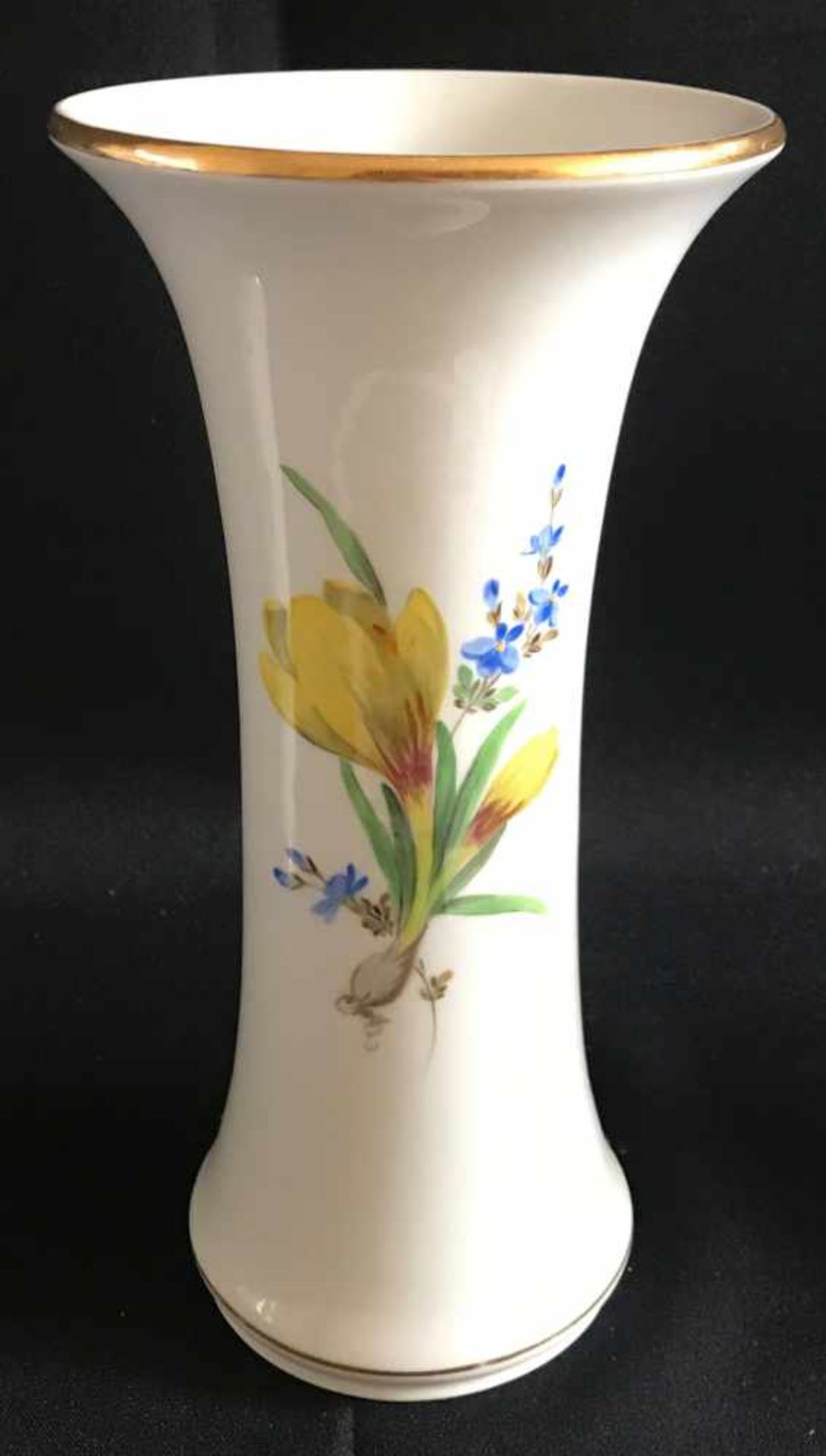 5 Meissen-Vasen: bauchige Vase mit Rose im Blumenbouquet, H. 24 cm, Vase mit gelber sowie lila Blüte - Bild 3 aus 6