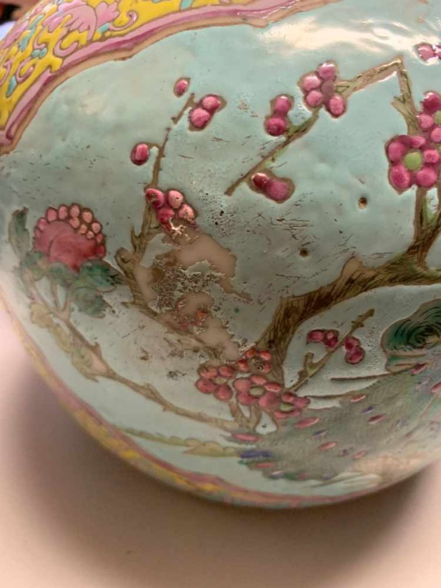 China, Vase, Famille Rose, ca. 1900, Landschaftsdarstellungen mit Mandelblüte und Pfau sowie drei - Bild 7 aus 8