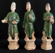 3 glasierte Tonfiguren, Begleiter, Ming Dynasty (1368 - 1644), mit unglasierten Gesichtern und
