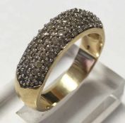 Ring, 585er GG, mit 69 Diamanten in vier Reihen auf der oberen Seite angeordnet, RG62, 7,43 g