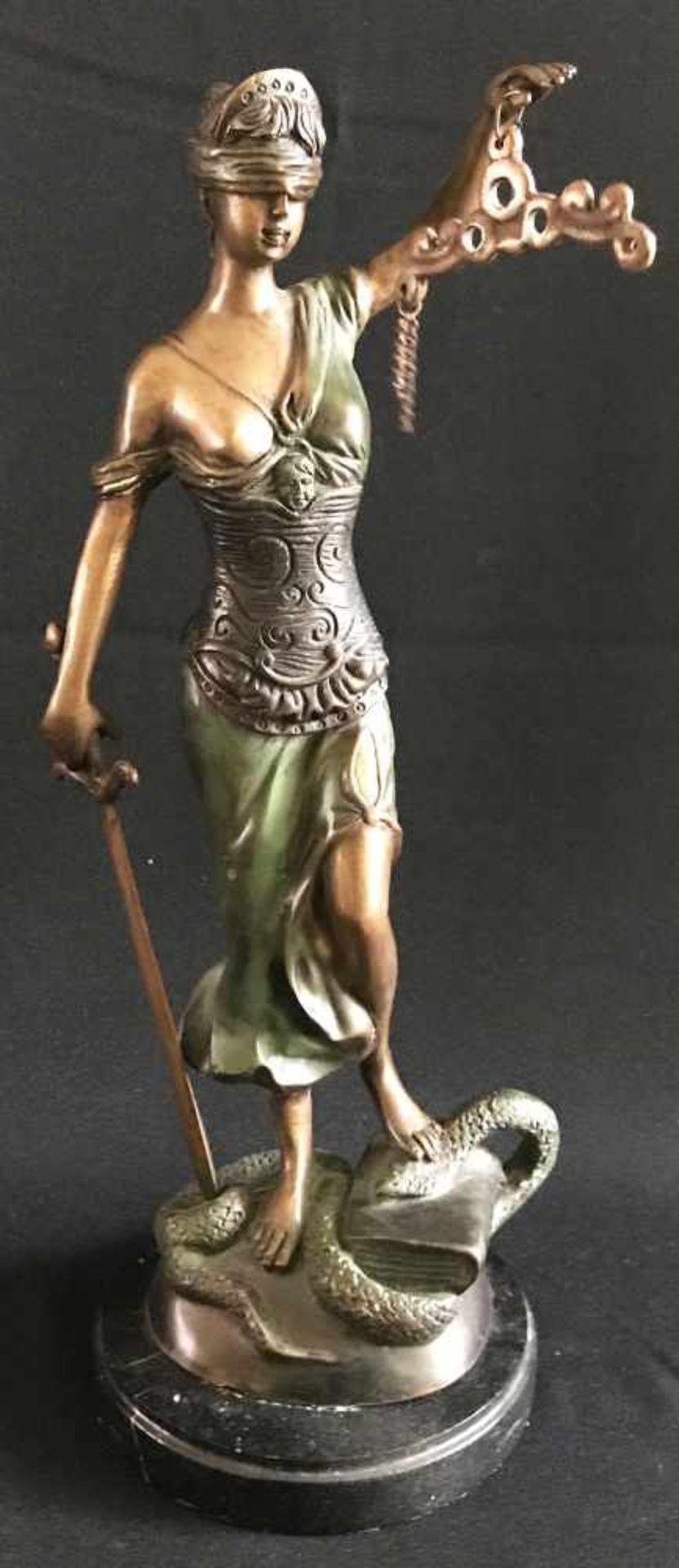 Justitia, Bronze, bez. "Savan", datiert 2002, H. 43 cm, Teile der Waage fehlen. Die