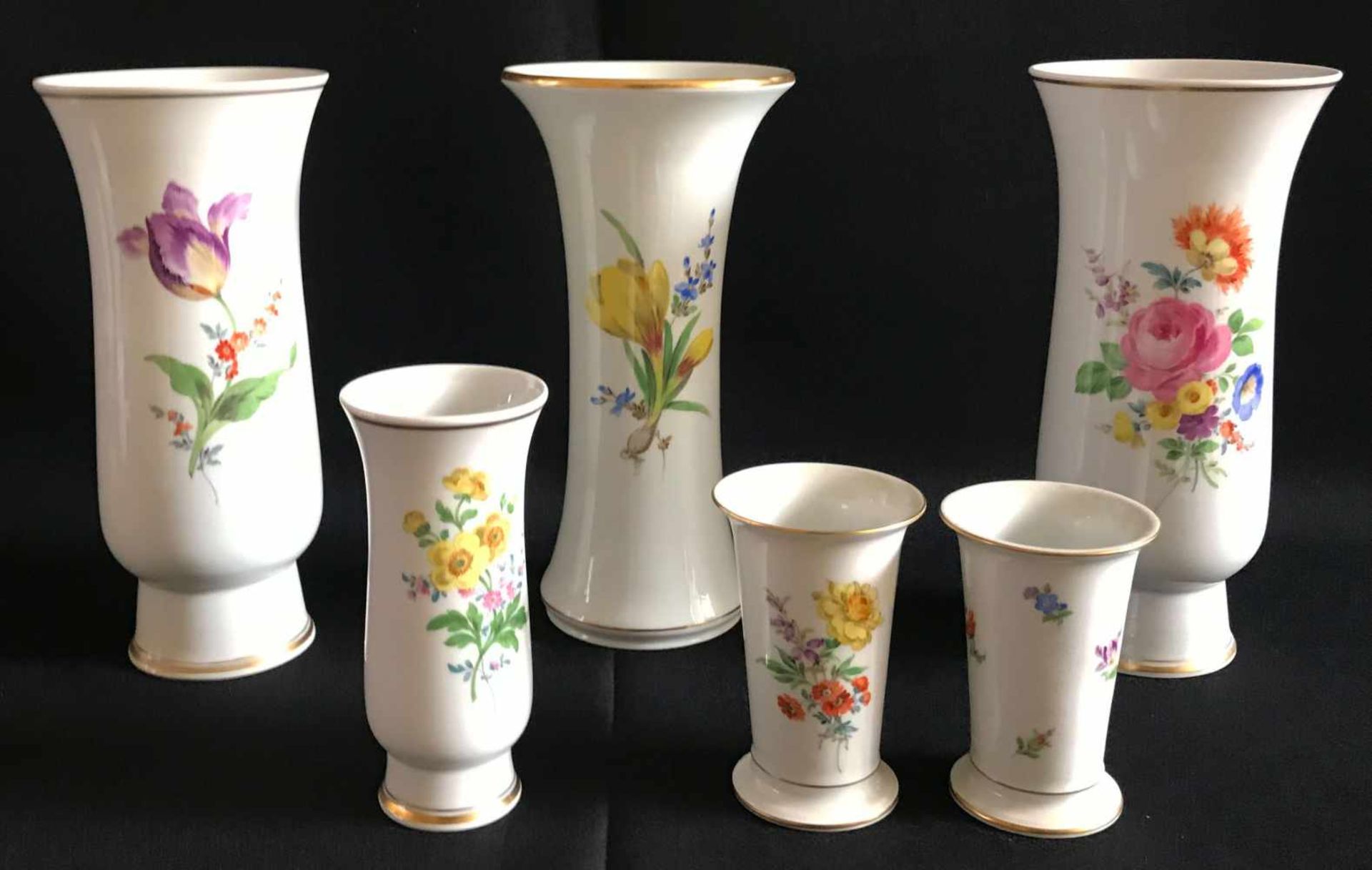 5 Meissen-Vasen: bauchige Vase mit Rose im Blumenbouquet, H. 24 cm, Vase mit gelber sowie lila Blüte - Bild 4 aus 6