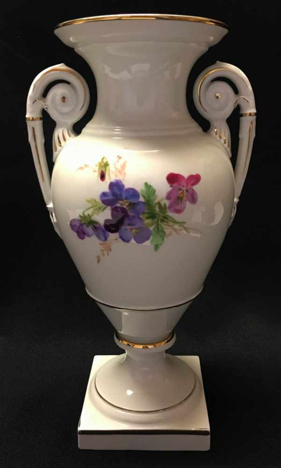 Meissen, Amphorenvase mit seitlich eingerollten Henkeln, Porzellan mit Blumendekor, - Bild 5 aus 5