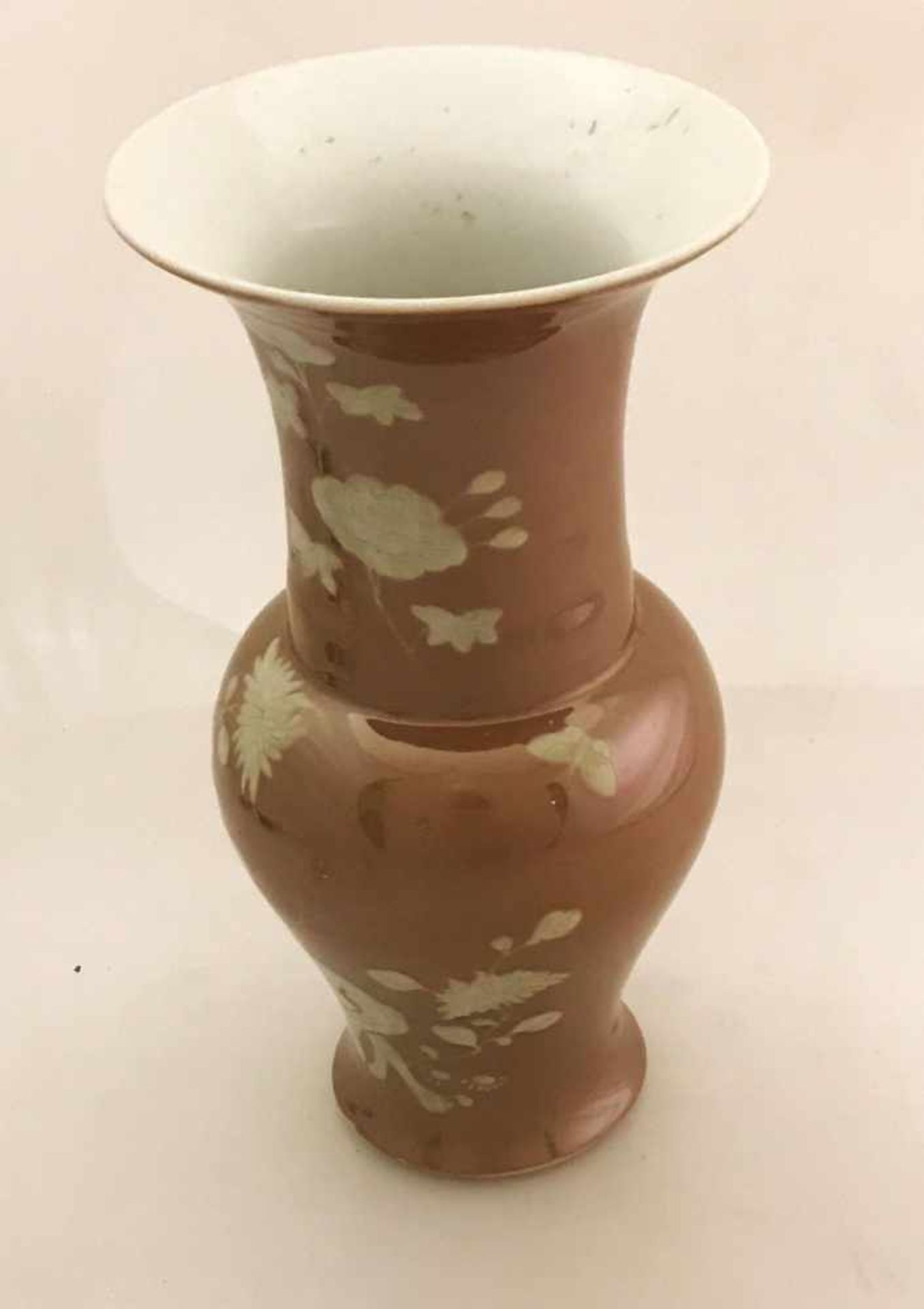 China, 19. Jh., Vase in der Form Yenyen, Porzellan, helle Blumen auf Milchkaffee farbigem, - Bild 2 aus 4